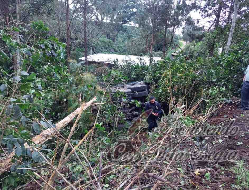 VUELCA CAMIÓN CARGADO CON ABONO