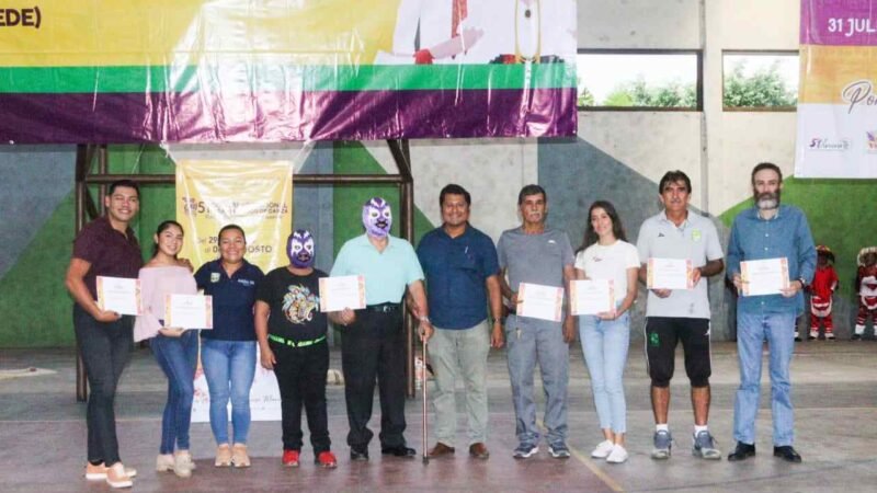 RECONOCEN AUTORIDADES A PERSONAS DESTACADAS DE ATOYAC