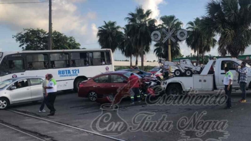 INTENTA GANARLE EL PASO AL TREN; SU AUTO TERMINÓ DESTROZADO