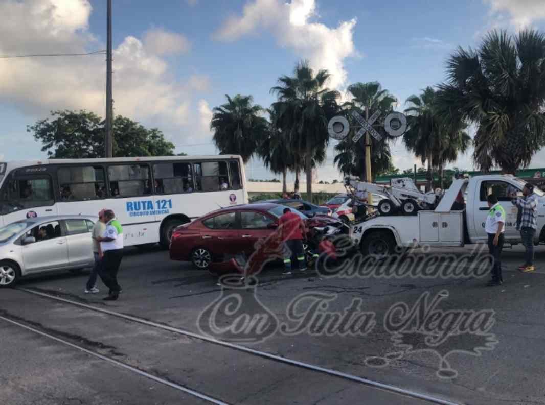 INTENTA GANARLE EL PASO AL TREN; SU AUTO TERMINÓ DESTROZADO