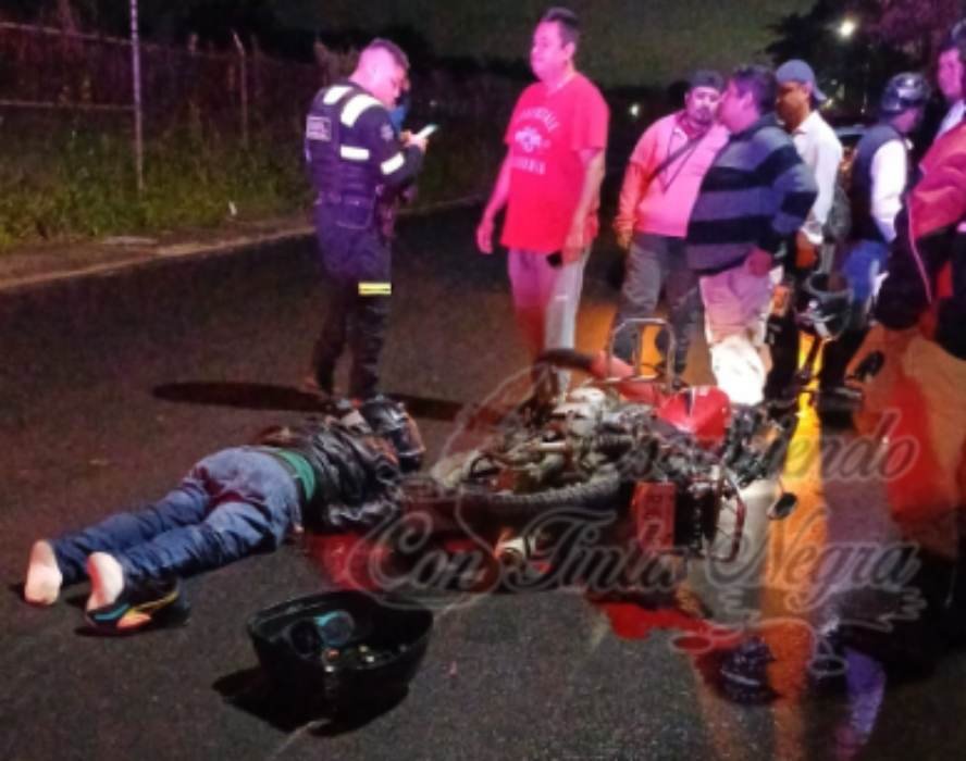 GRAVE, MOTOCICLISTA TRAS SER IMPACTADO POR AUTO