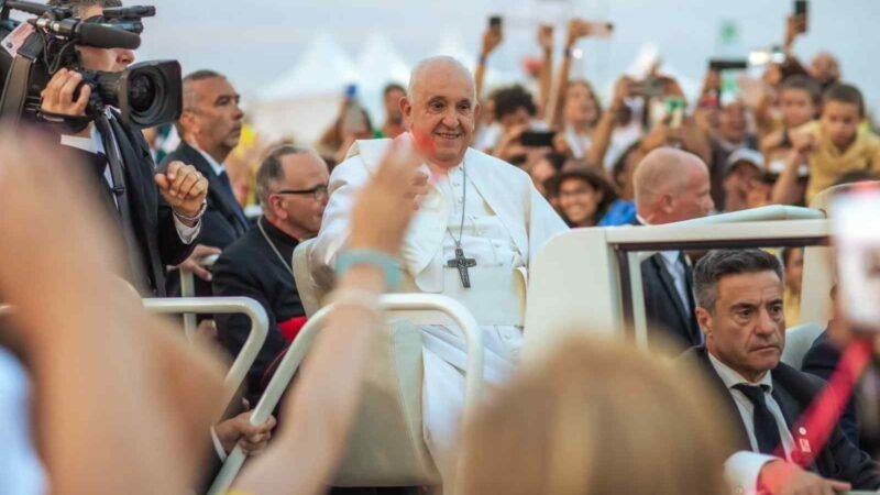 PAPA FRANCISCO SE REÚNE CON JÓVENES EN LISBOA