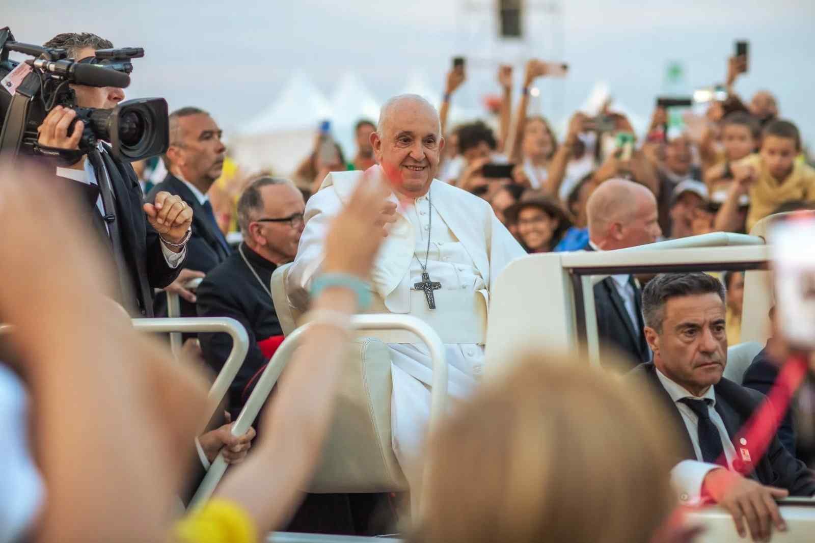 PAPA FRANCISCO SE REÚNE CON JÓVENES EN LISBOA