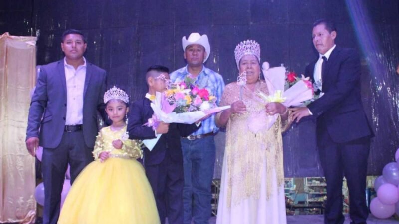 CORONAN A REINA INFANTIL DE FERIA DE CALCAHUALCO