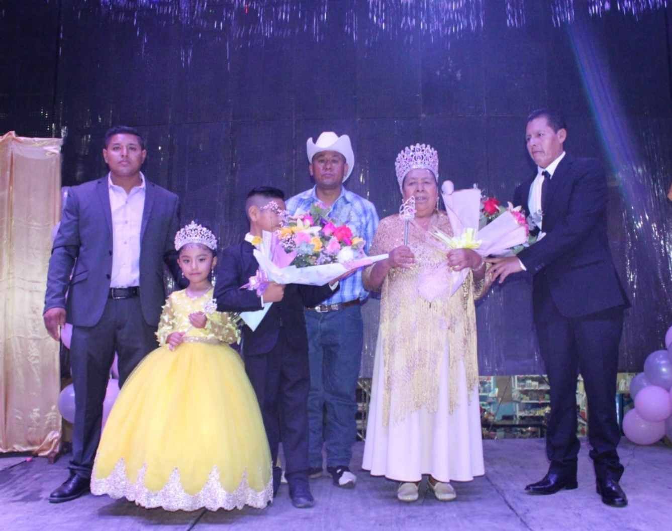 CORONAN A REINA INFANTIL DE FERIA DE CALCAHUALCO