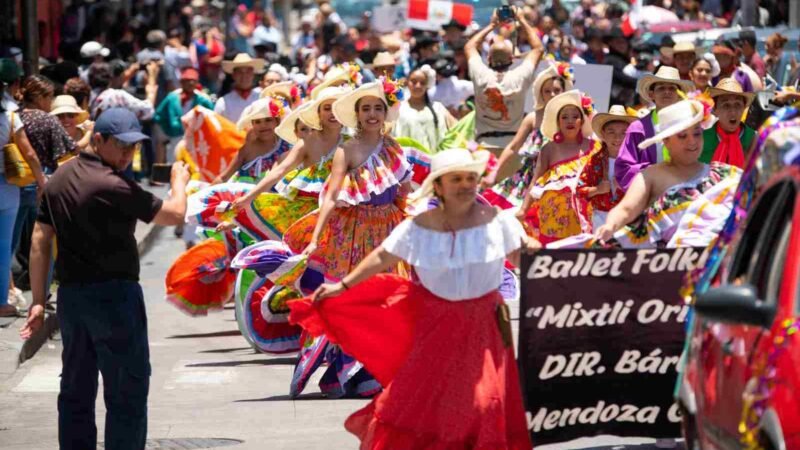 SE LLENAN CALLES DE COLOR Y ALEGRÍA EN DESFILE DEL FESTIVAL INTERNACIONAL DEL FOLKLORE