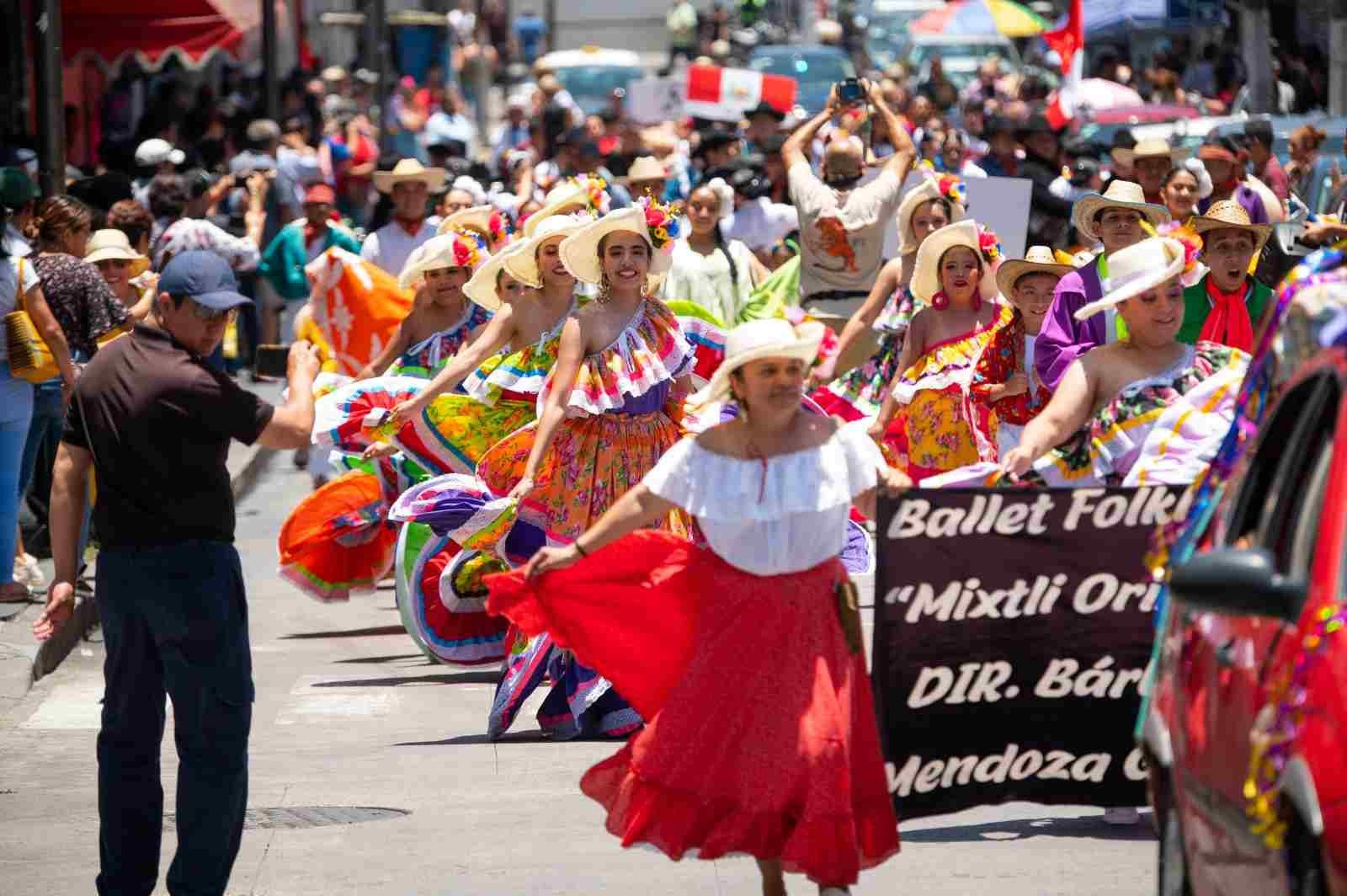 SE LLENAN CALLES DE COLOR Y ALEGRÍA EN DESFILE DEL FESTIVAL INTERNACIONAL DEL FOLKLORE