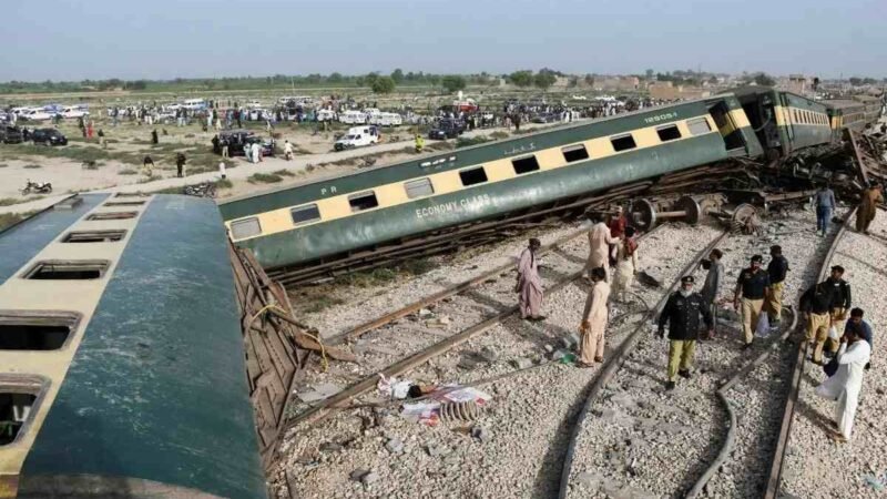 SUMAN 30 MUERTOS Y 80 HERIDOS EN ACCIDENTE DE TREN EN PAKISTÁN
