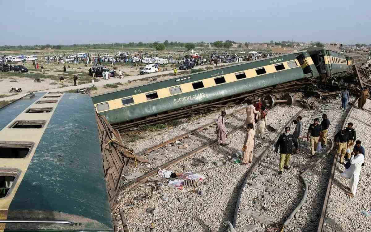 SUMAN 30 MUERTOS Y 80 HERIDOS EN ACCIDENTE DE TREN EN PAKISTÁN