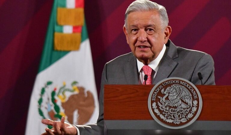QUE LA GENTE DECIDA SI QUIERE LOS LIBROS DE TEXTO: AMLO