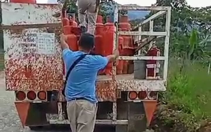 EXPONE GAS DE HUATUSCO A SUS CLIENTES; ENTREGA TANQUES EN MAL ESTADO