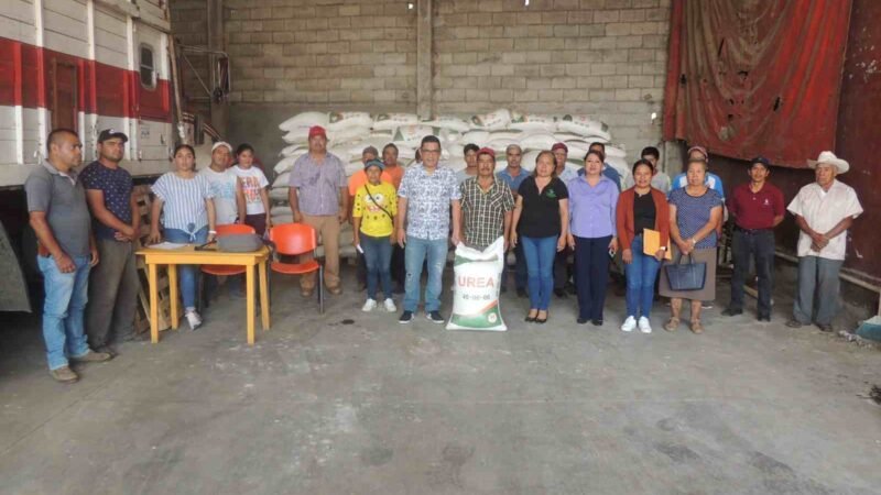 ENTREGA ERNESTO RUIZ APOYOS A CHAYOTEROS