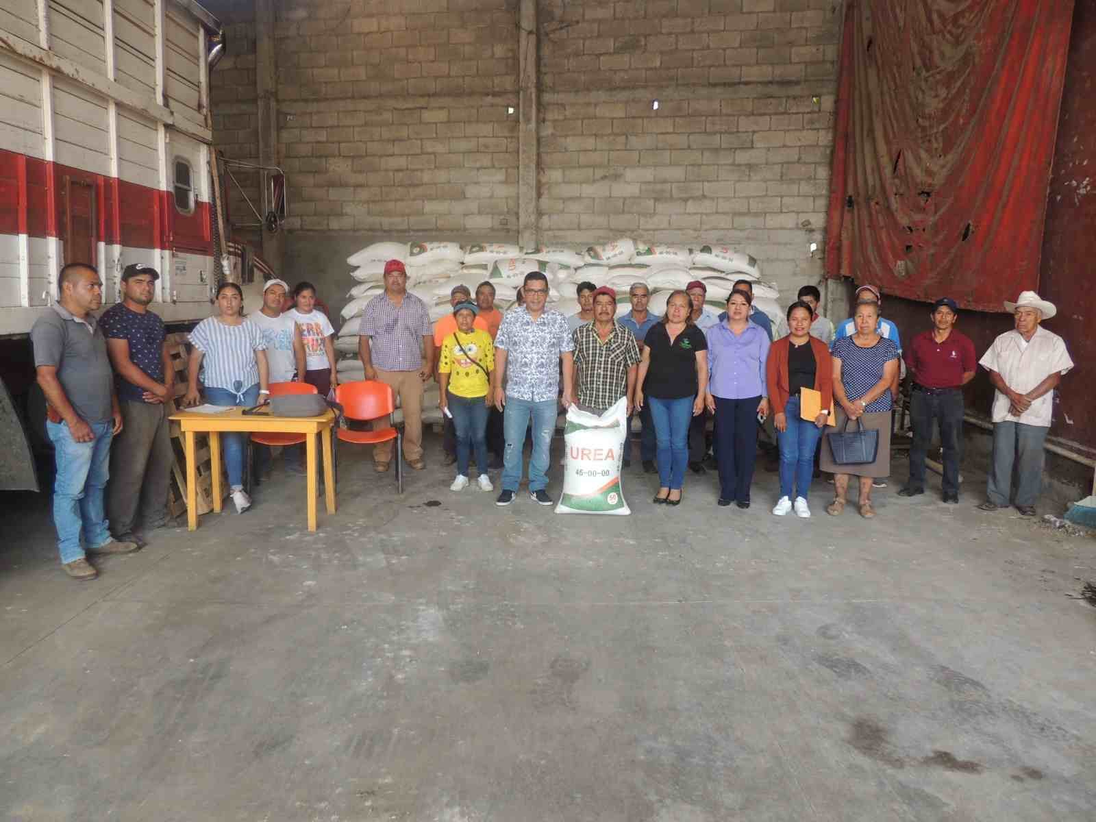 ENTREGA ERNESTO RUIZ APOYOS A CHAYOTEROS