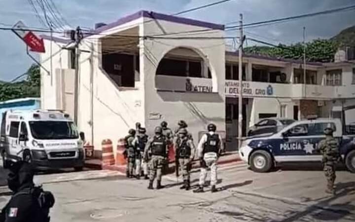 EMBOSCAN A MINISTERIALES; MURIÓ COMANDANTE