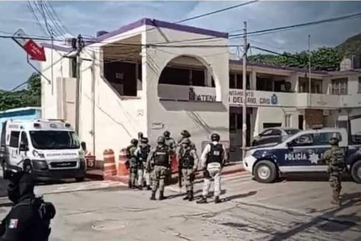 EMBOSCAN A MINISTERIALES; MURIÓ COMANDANTE