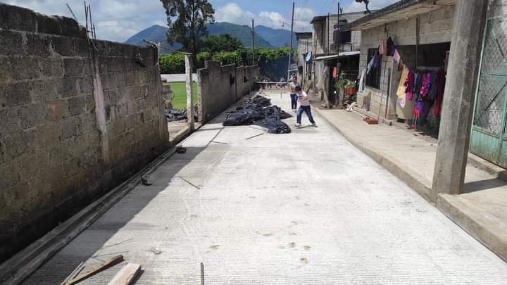 AVANZA PAVIMENTACIÓN DE CALLE ALEDAÑA A CAMPO DEPORTIVO