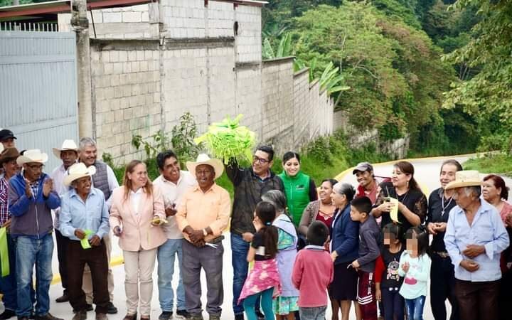 ERNESTO RUIZ INAUGURA CAMINO EN TETLA