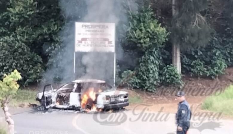 SE INCENDIA AUTO EN TOTUTLA