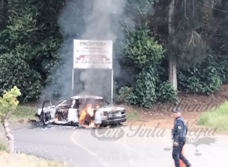 SE INCENDIA AUTO EN TOTUTLA