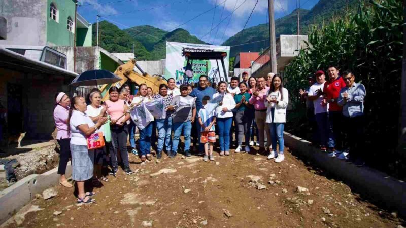 PAVIMENTAN CALLE EN LOMAS DE MARIAM