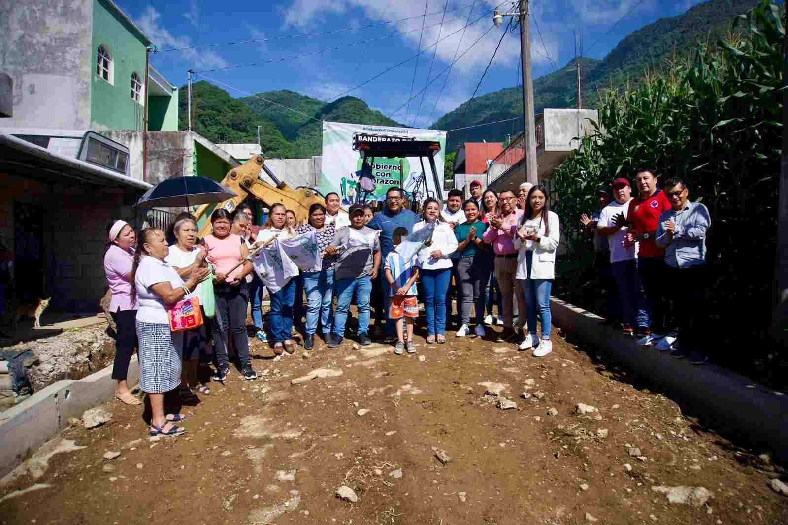 PAVIMENTAN CALLE EN LOMAS DE MARIAM