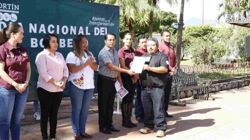 RECONOCE PRESIDENTE MUNICIPAL A CORPORACIONES DE BOMBEROS