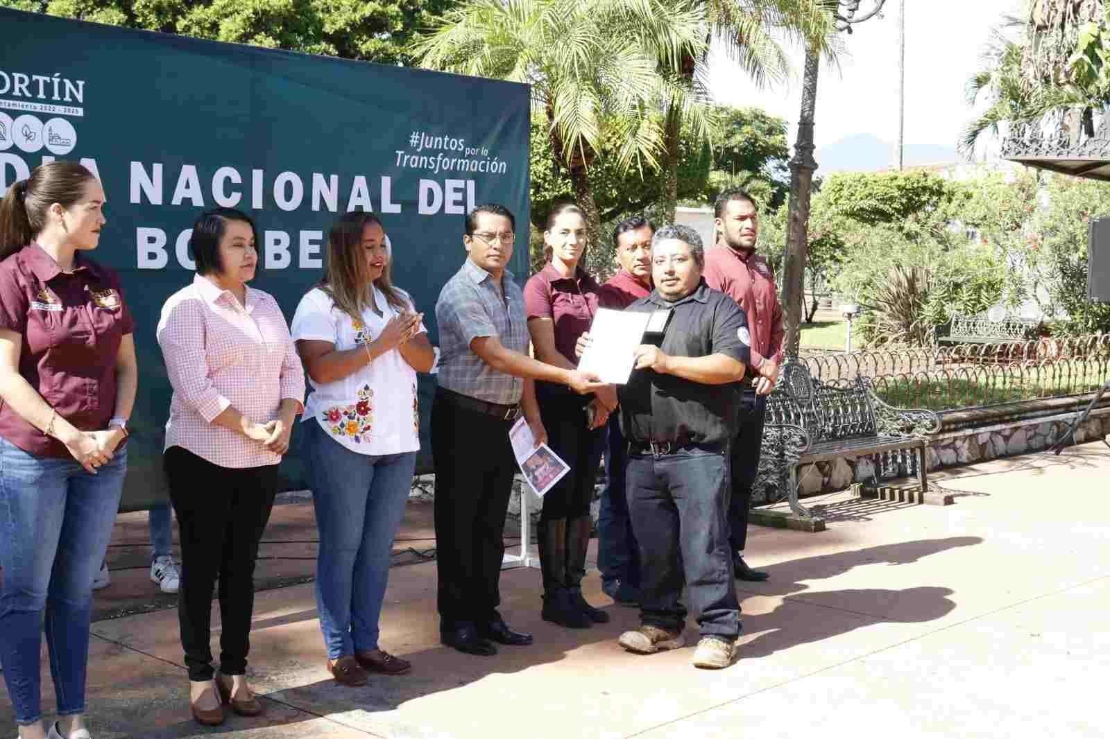 RECONOCE PRESIDENTE MUNICIPAL A CORPORACIONES DE BOMBEROS
