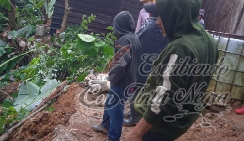 EVACUAN A FAMILIAS DE IXHUATLÁN TRAS DERRUMBE