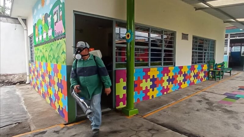 AYUNTAMIENTO DE ATOYAC FUMIGA ESCUELAS PARA GARANTIZAR SALUD DE ESTUDIANTES 