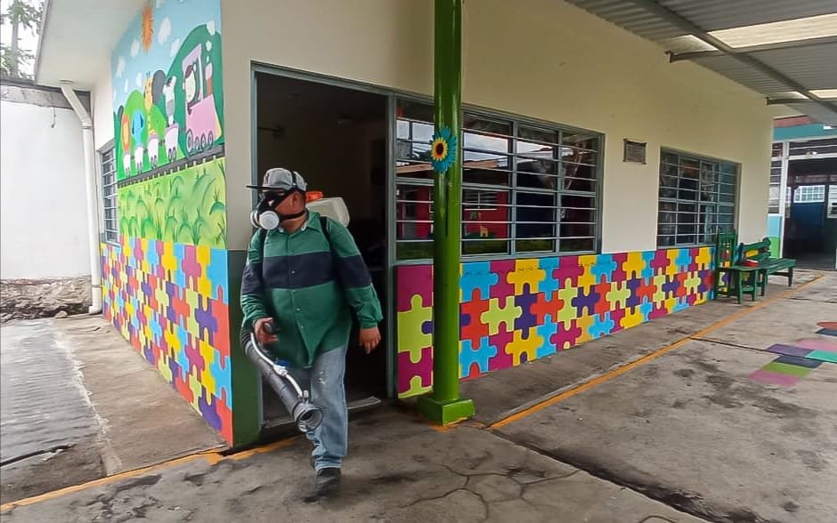 AYUNTAMIENTO DE ATOYAC FUMIGA ESCUELAS PARA GARANTIZAR SALUD DE ESTUDIANTES 