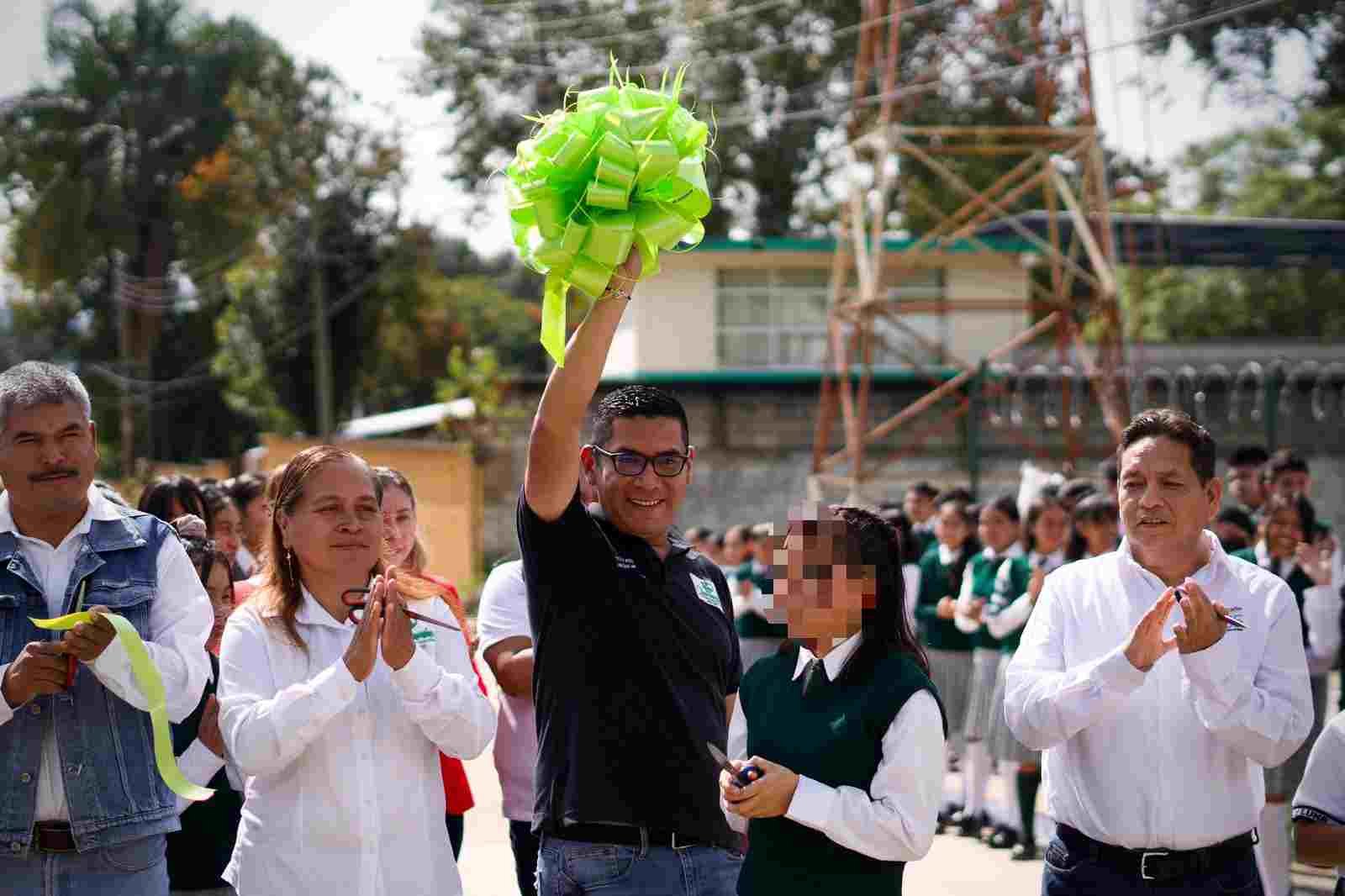 INAUGURA ERNESTO RUIZ PAVIMENTACIÓN DE CALLE JUAN FÉLIX LUNA