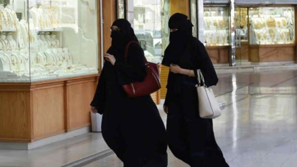 FRANCIA PROHÍBE TÚNICAS LARGAS EN AULAS