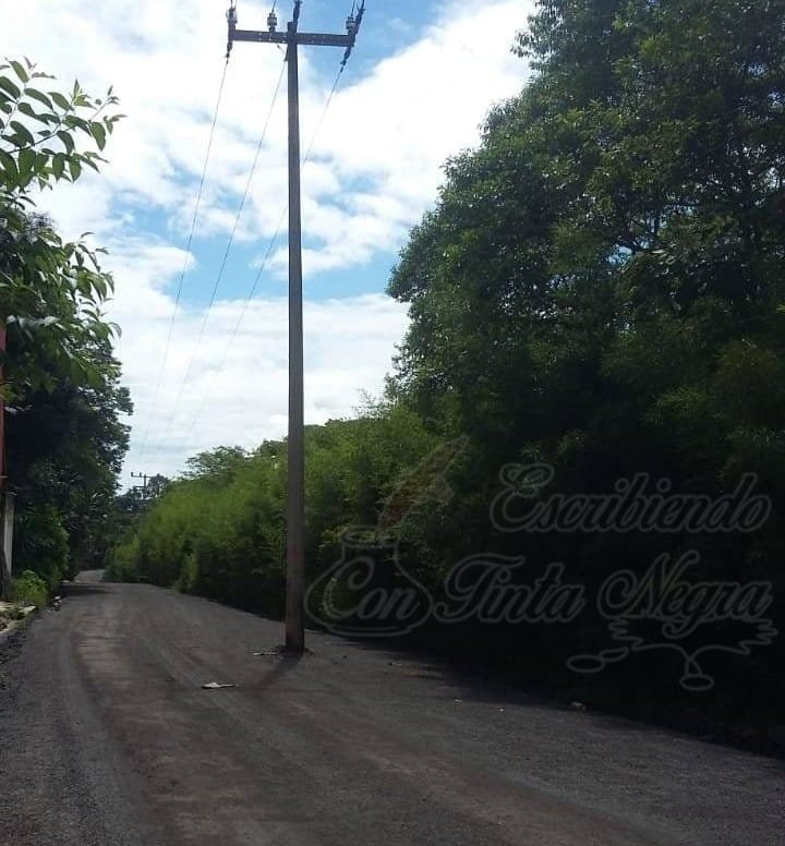 PAVIMENTAN CAMINO EN TOTUTLA, PERO DEJAN POSTE A MEDIA CALLE