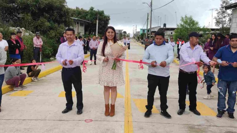 ENTREGA ALCALDESA DE CALCAHUALCO TRES OBRAS