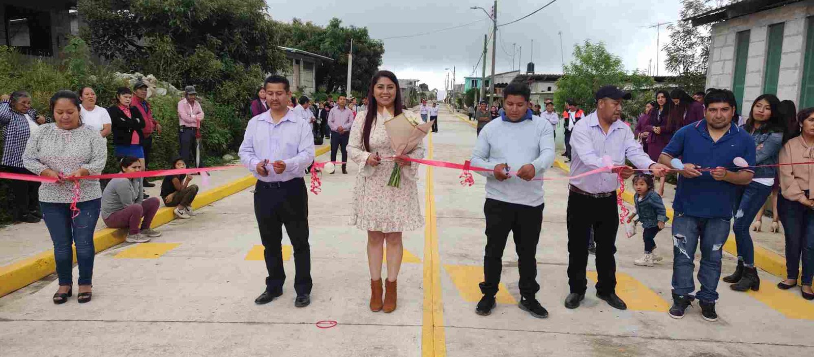 ENTREGA ALCALDESA DE CALCAHUALCO TRES OBRAS