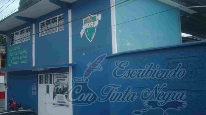 ESTALLA CONFLICTO EN ESCUELA GONZÁLEZ PEÑA DE COSCO