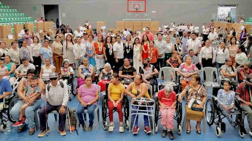 DIF DE CALCAHUALCO ATERRIZA APOYOS PARA PERSONAS DE ESCASOS RECURSOS