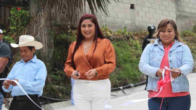 GUADALUPE ROSAS ENTREGA CARRETERA EN ATOTONILCO