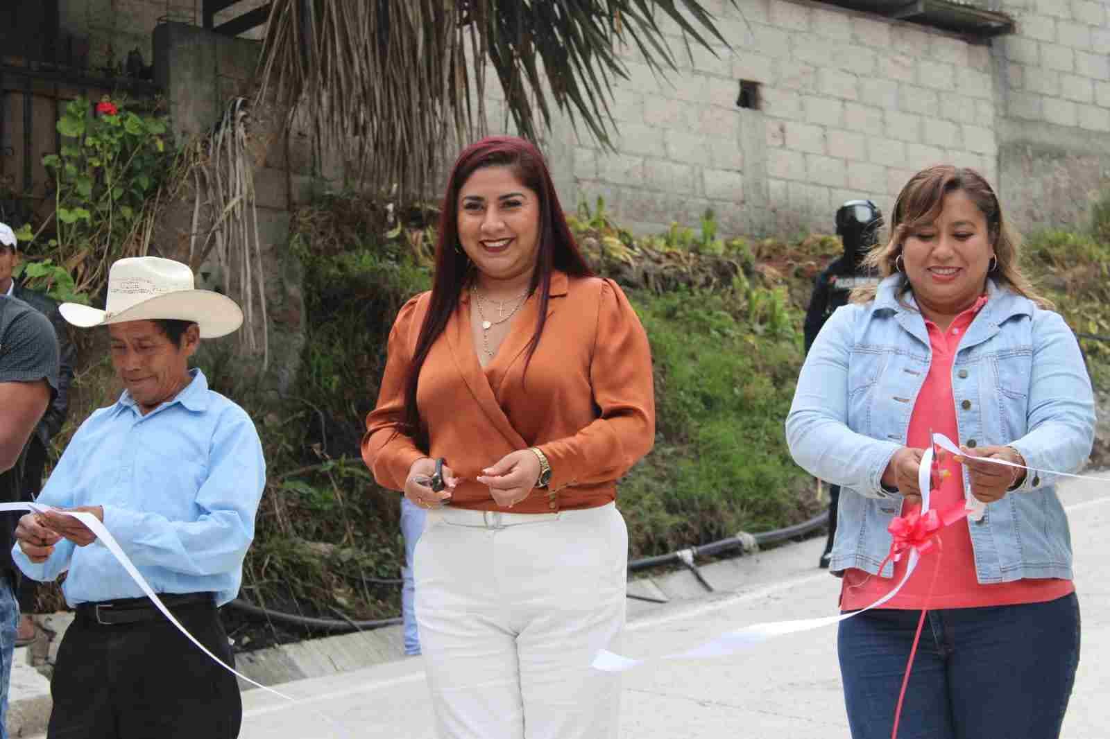 GUADALUPE ROSAS ENTREGA CARRETERA EN ATOTONILCO