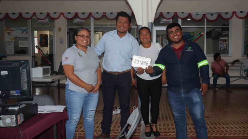 ACERCAN A CIUDADANOS DE ATOYAC MÓDULO DE CANJE DE PLACAS