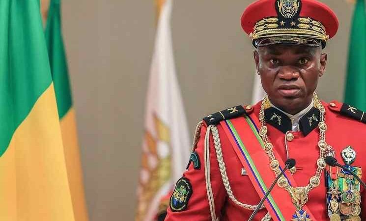 JEFE MILITAR ASUME PRESIDENCIA DE GABÓN A DÍAS DEL GOLPE DE ESTADO