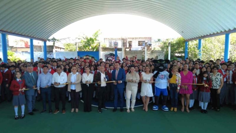 ENTREGA VENTURA DEMUNER CANCHA EN BACHILLERES HUATUSCO