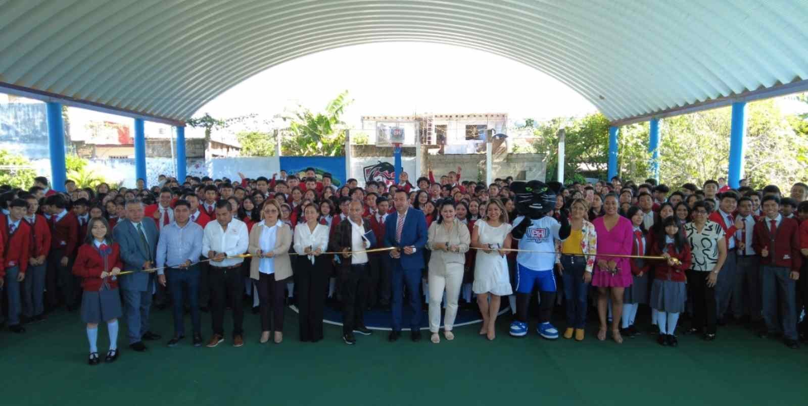 ENTREGA VENTURA DEMUNER CANCHA EN BACHILLERES HUATUSCO