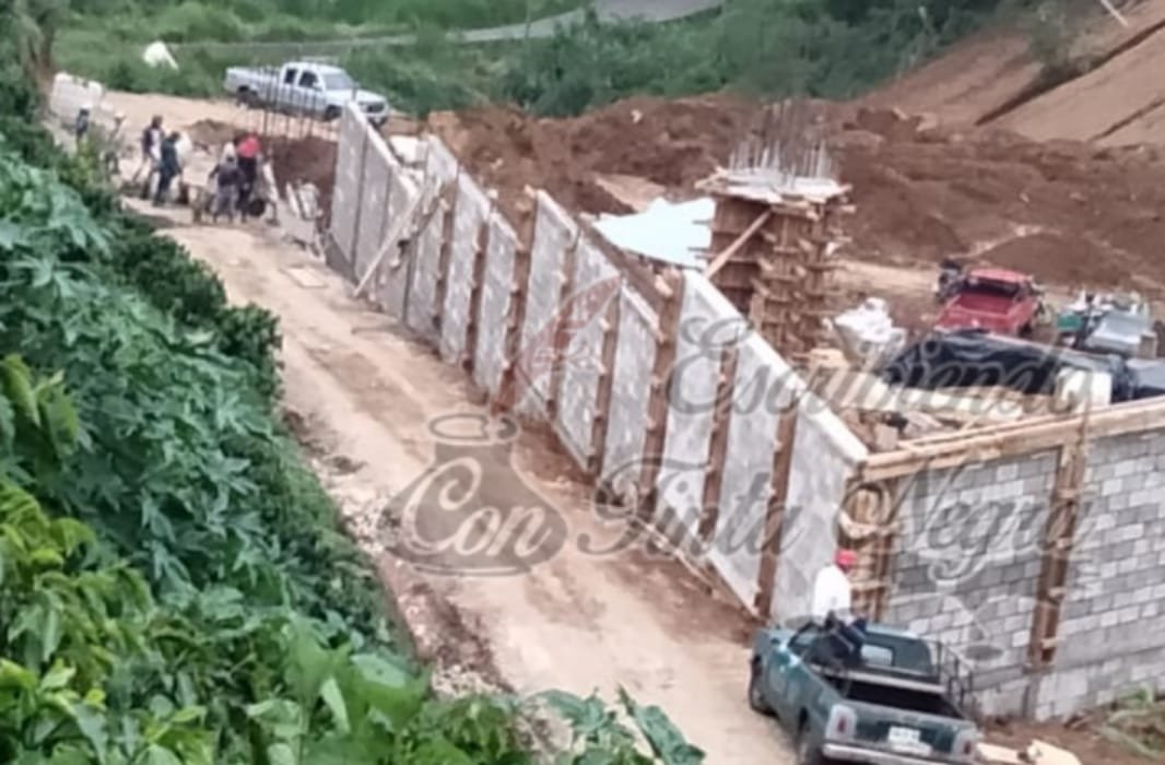 HABITANTES DE COSOLAPA SE INCONFORMAN POR OBRA DE CUARTEL DE GUARDIA NACIONAL