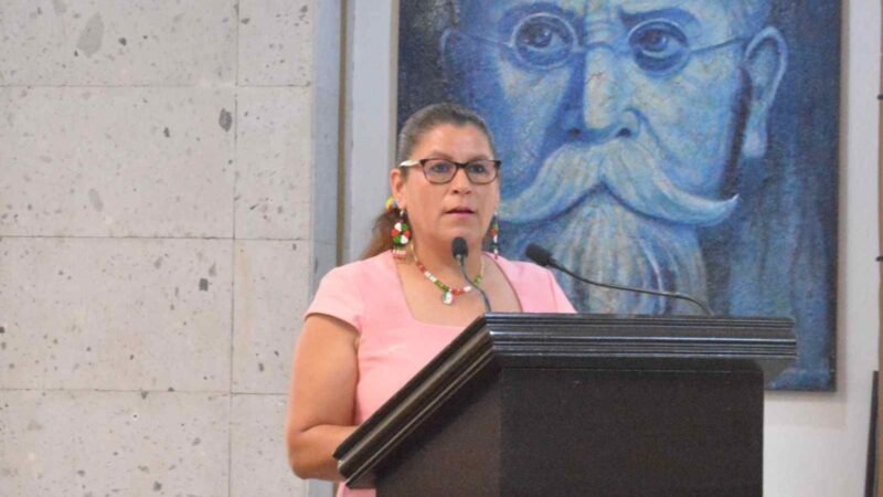 EXPONE DIPUTADA IMPORTANCIA DE LA BANDERA SIERA