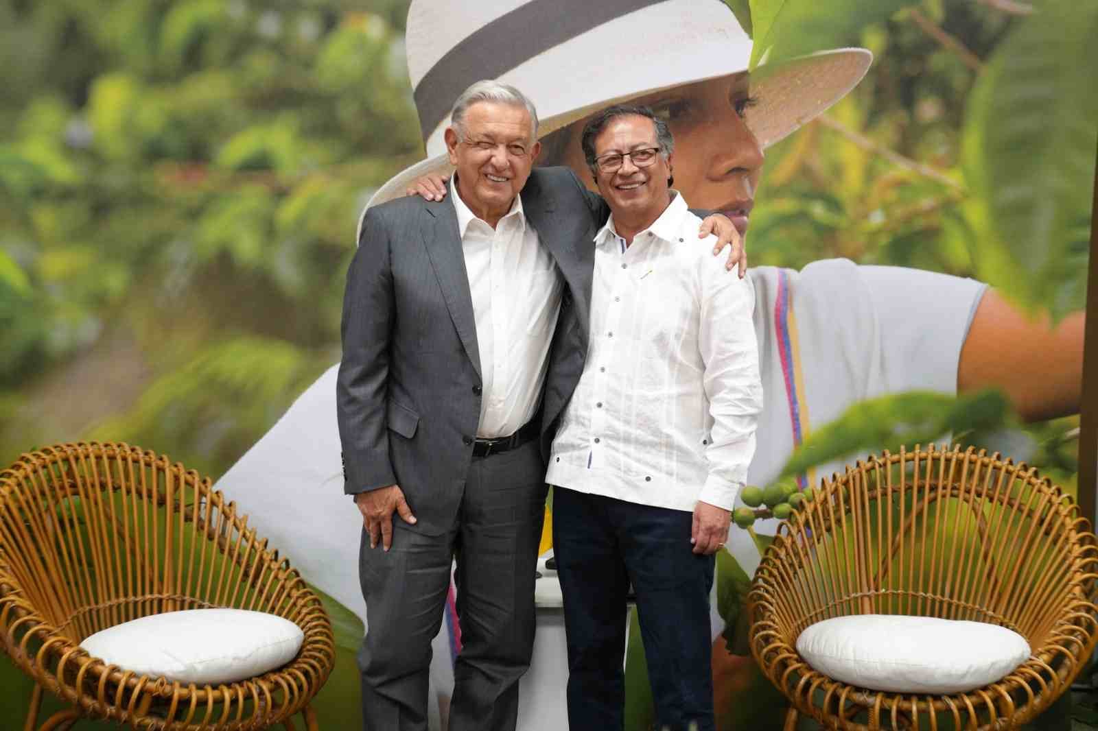 LÓPEZ OBRADOR Y GUSTAVO PETRO SE REÚNEN POR PRIMERA VEZ EN COLOMBIA