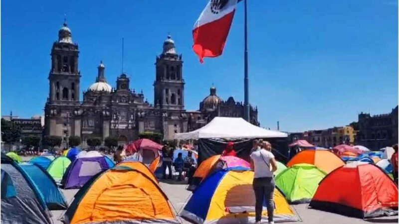 PREVIO A CELEBRAR LAS FIESTAS PATRIAS, MAESTROS INSTALAN PLANTÓN EN EL ZÓCALO