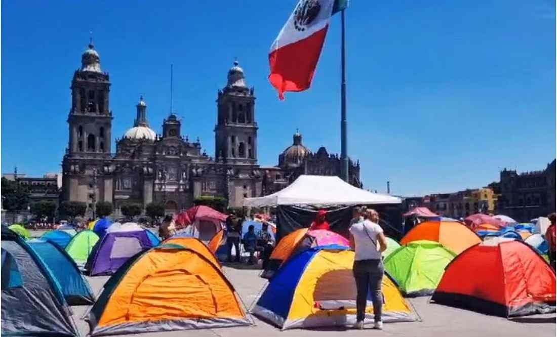 PREVIO A CELEBRAR LAS FIESTAS PATRIAS, MAESTROS INSTALAN PLANTÓN EN EL ZÓCALO