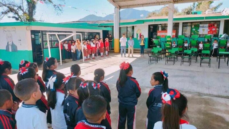 ALCALDE DE COSCO DONA MOBILIARIO ESCOLAR