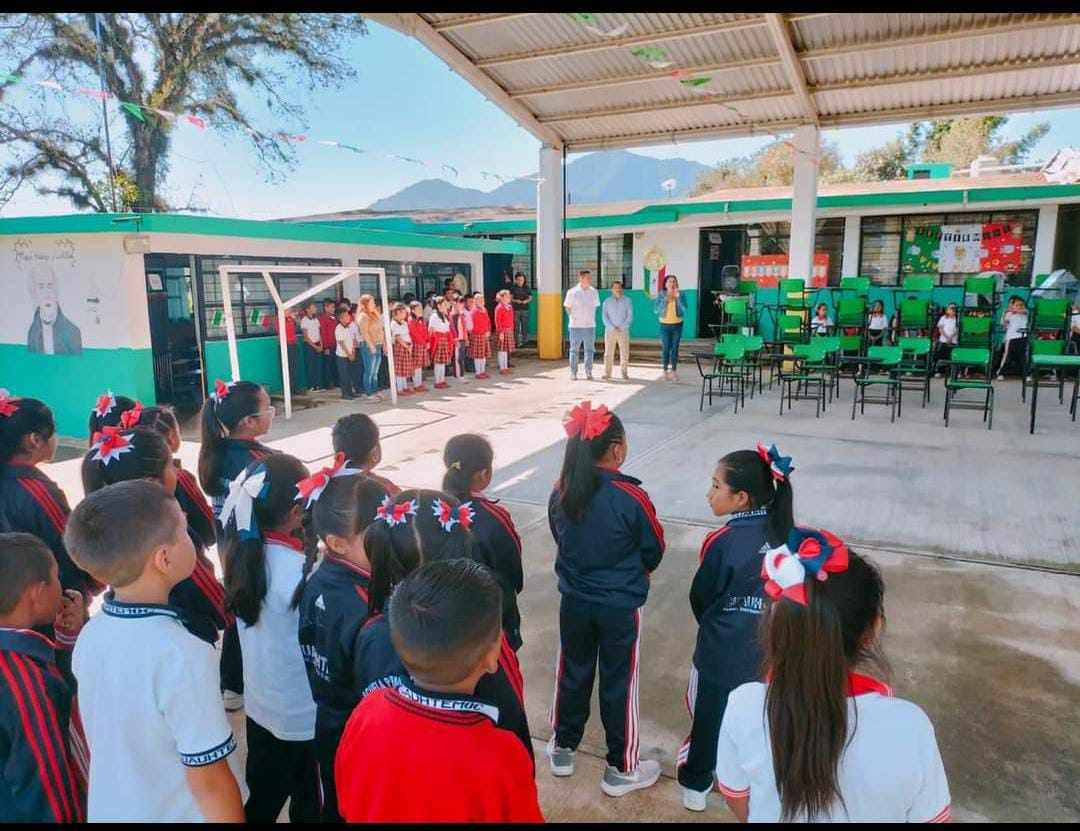 ALCALDE DE COSCO DONA MOBILIARIO ESCOLAR